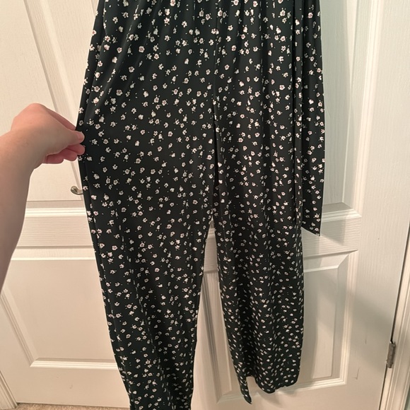 Jumpsuit, size medium flower print, green background, flowy pant legs - Picture 4 of 4